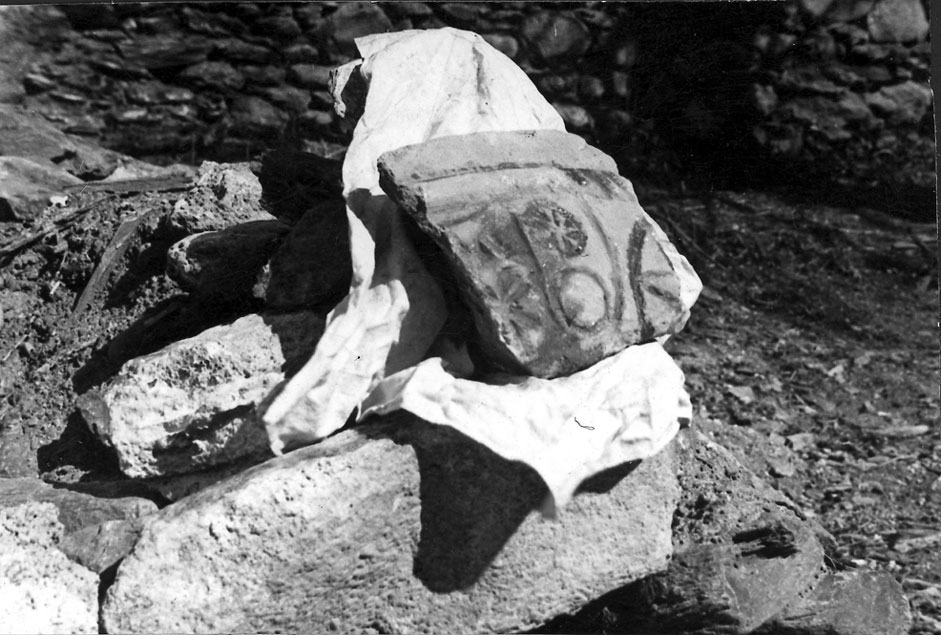 Fragments d'una pica a l'interior de Santa Maria d'Àneu.