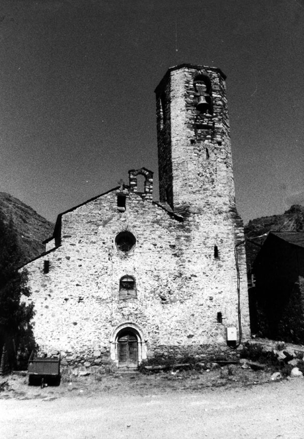 Façana principal i torre del campanar de l'església de Sant Martí.