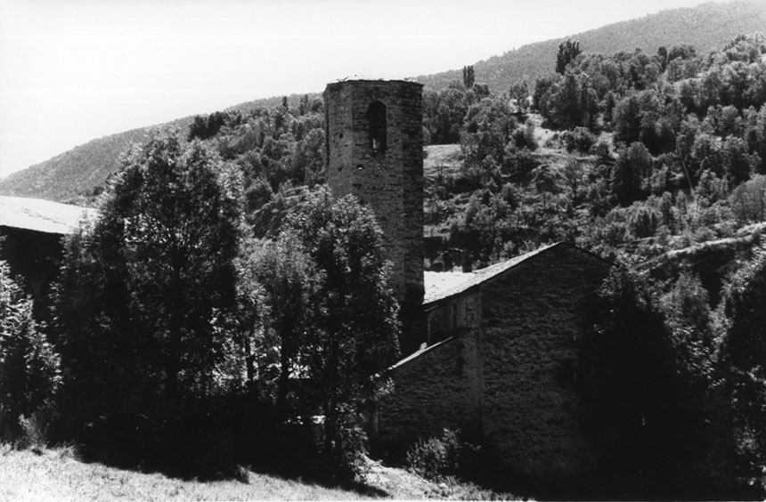 Vista posterior de l'església de Sant Martí, i de la torre del campanar.