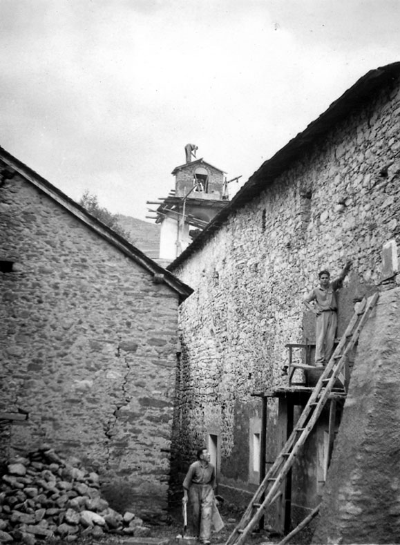 Obres a l'espadanya de l'església de Santa Maria d'Àneu