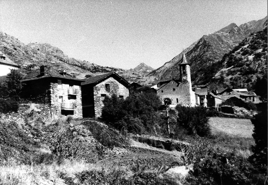 <p>Vista general d'Alós. Al fons, l'església parroquial de Sant Lliser.</p>