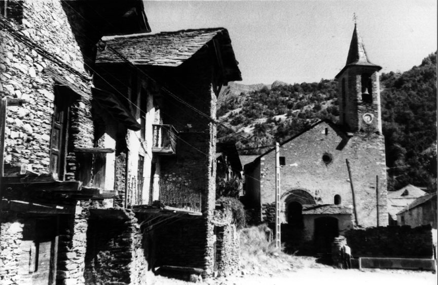 <p>Cases i església parroquial de Sant Lliser d'Alós. a mà esq. 1ª casa es veu la paret de casa mànxonet, casa Borbó, i Casa la Dida.</p>