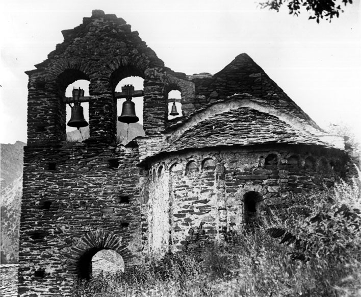 Església parroquial romànica de Sant Sebastià. Àbsis amb decoració llombarda i campanar de doble espadanya.