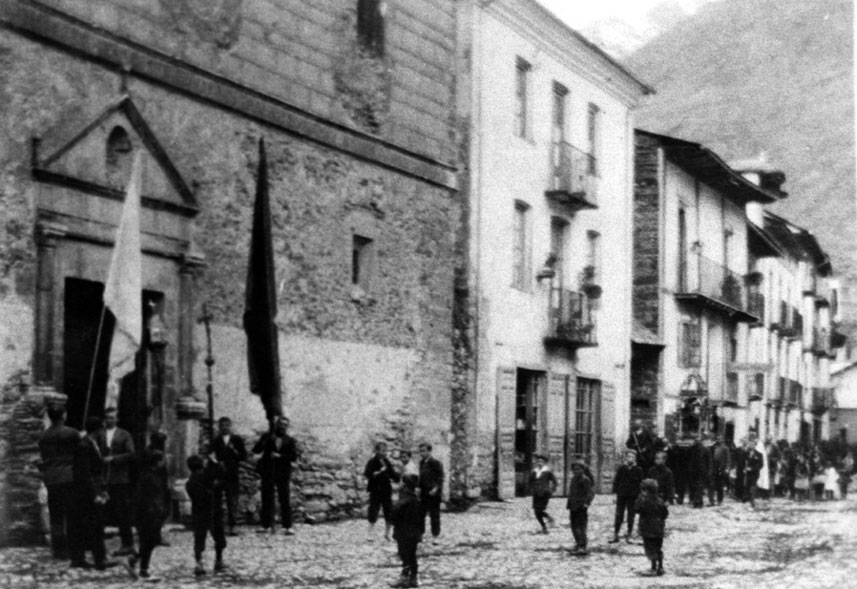 Processó al carrer Major. Casa Gallimó al costat de l'església amb la façana antiga.