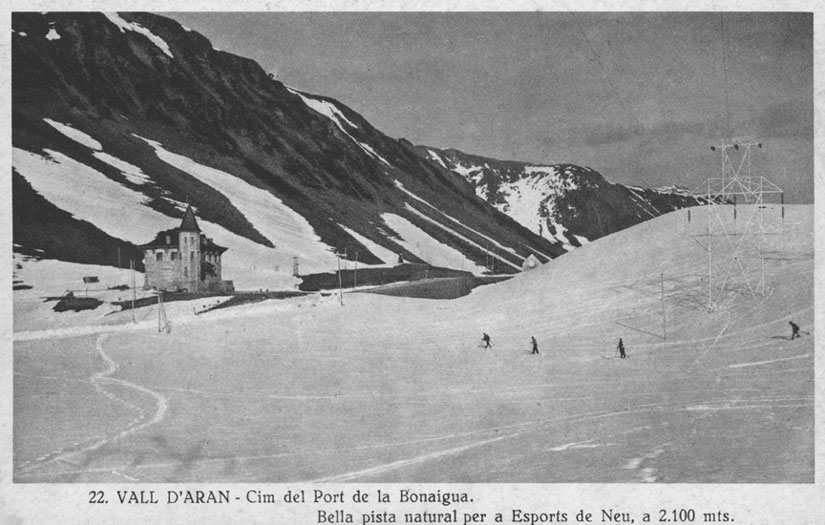 Esquiadors al Cap del port de la Bonaigua. Al fons el xalet-refugi de la Canadenca.
