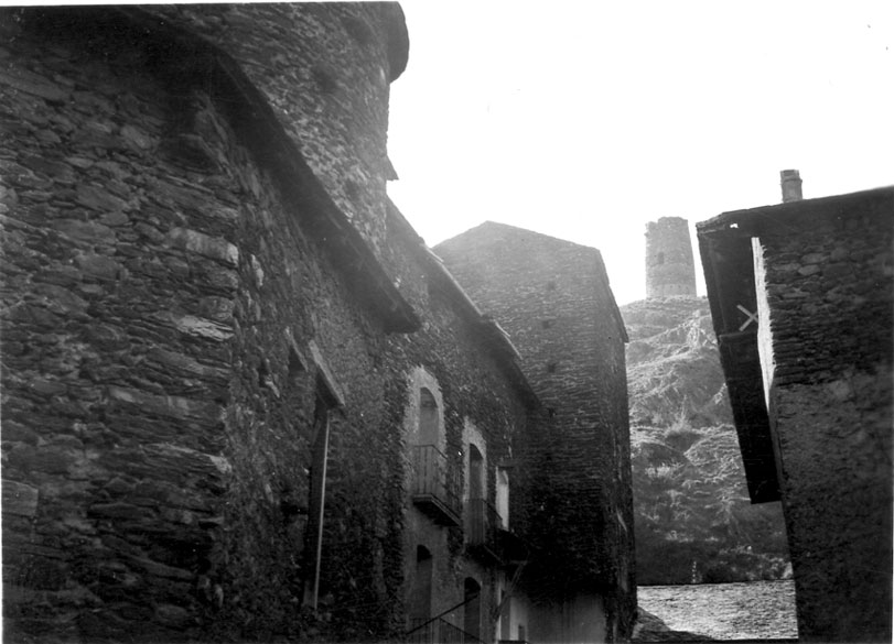 Vista de la torre de guaita des d'un dels carrers del poble.