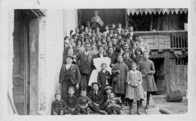 Festa a Salito, davant, assentat a terra Ramon de Maçano amb corbata.