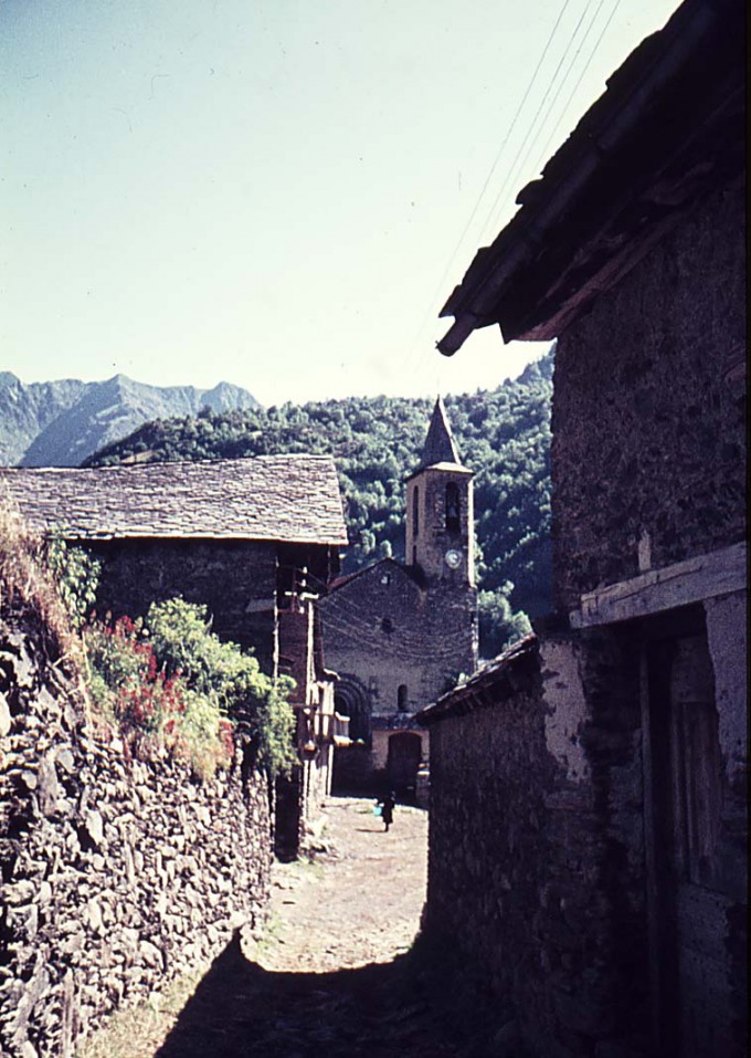 Vista del carrer principal i l'esglèsia