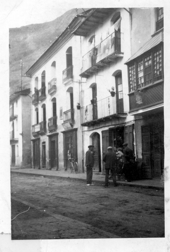 Carrer Major d'Esterri d'Àneu, davant de casa Sansi