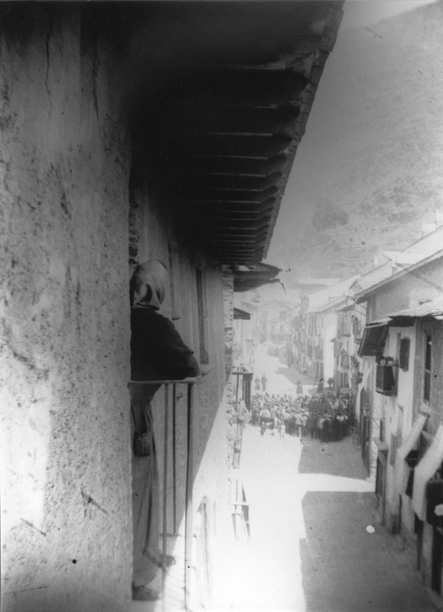 Vista del carrer Major des del balcó de Casa Corbera-Campi.