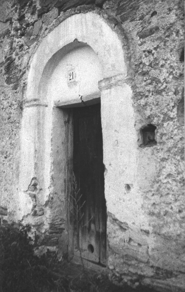 Porta d'entrada de l'església parroquial de Sant Sebastià d'Estaron. 