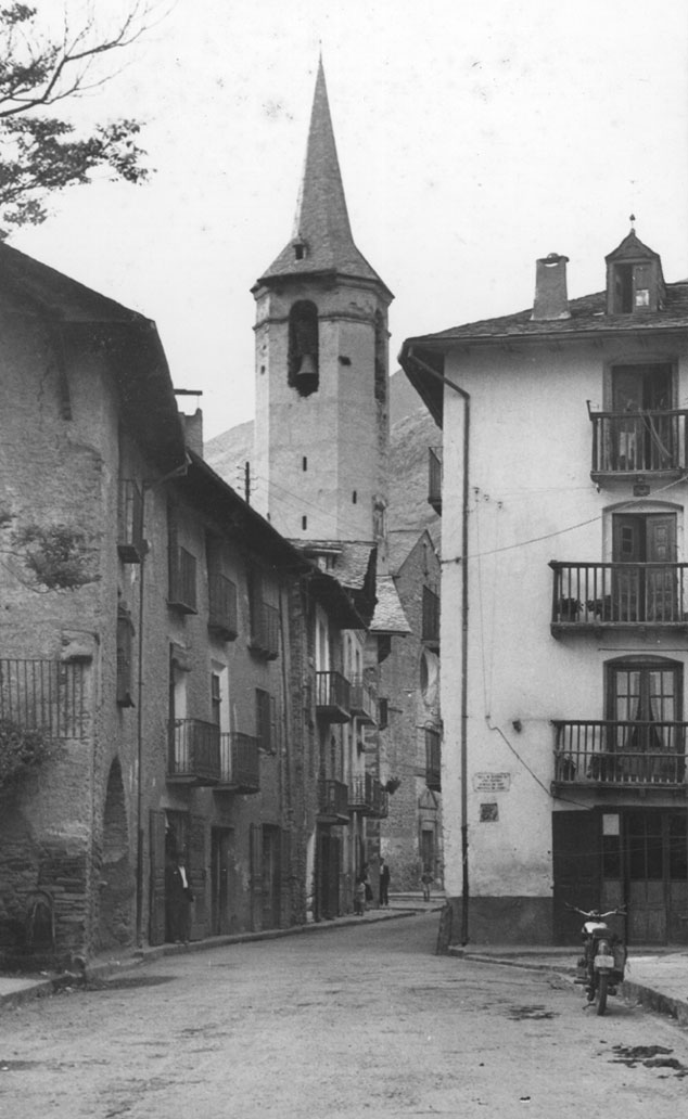 Carrer Major. Al fons el campanar de l'església parroquial Sant Vicenç.