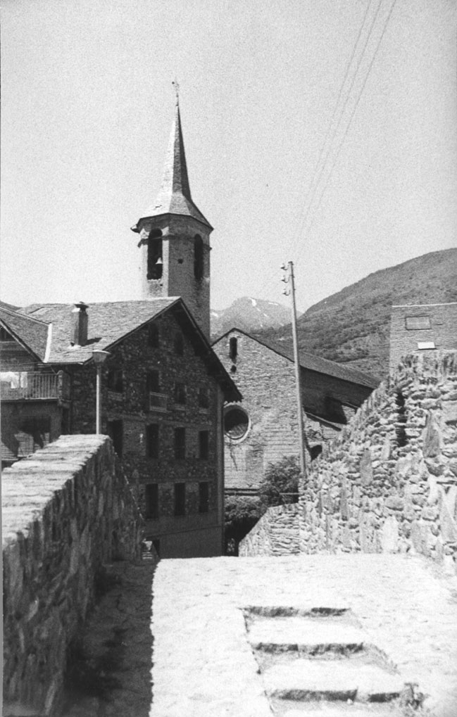 Pont de pedra romànic. Al fons, l'església parroquial de Sant Vicenç.