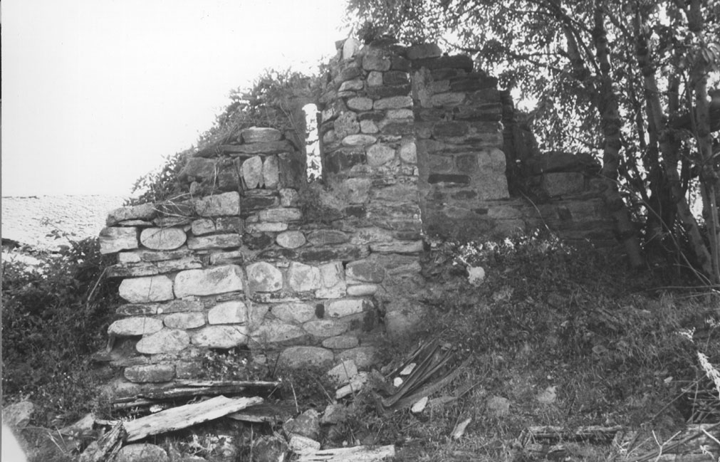 Restes de l'antiga església parroquial de Sant Pere, ubicada a la propietat de Carrera d'Esterri.