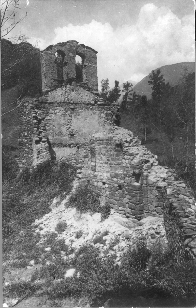 Restes de l'antiga església parroquial de Sant Pere, ubicada a la propietat de Carrera d'Esterri.