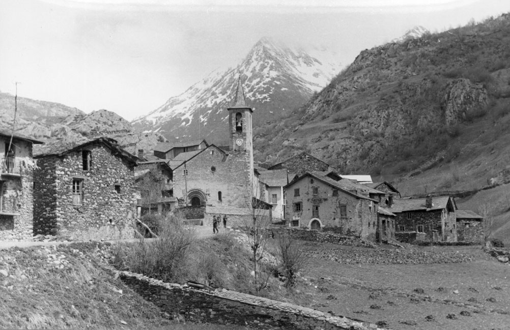 <p>Vista parcial d'Alós amb l'església parroquial de Sant Lliser.</p>