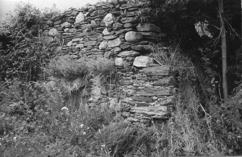 Antiga església parroquial de Sant Pere ubicada al cementiri.