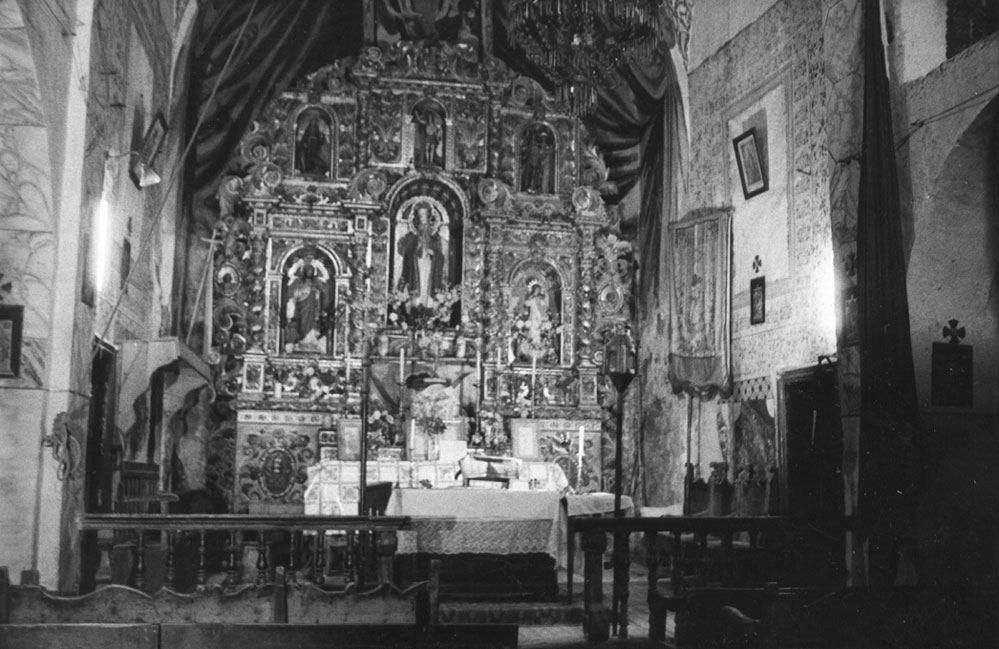 Nau central, altar major i retaule de l'església parroquial de Sant Pere. 