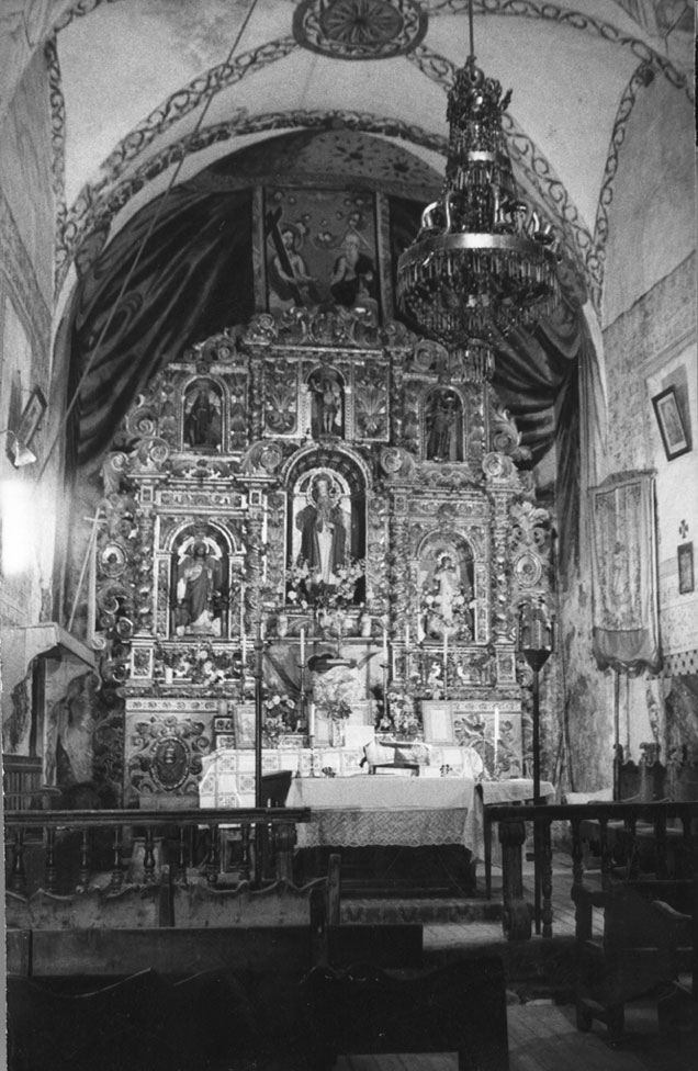 Nau central, altar major i retaule de l'església parroquial de Sant Pere. 