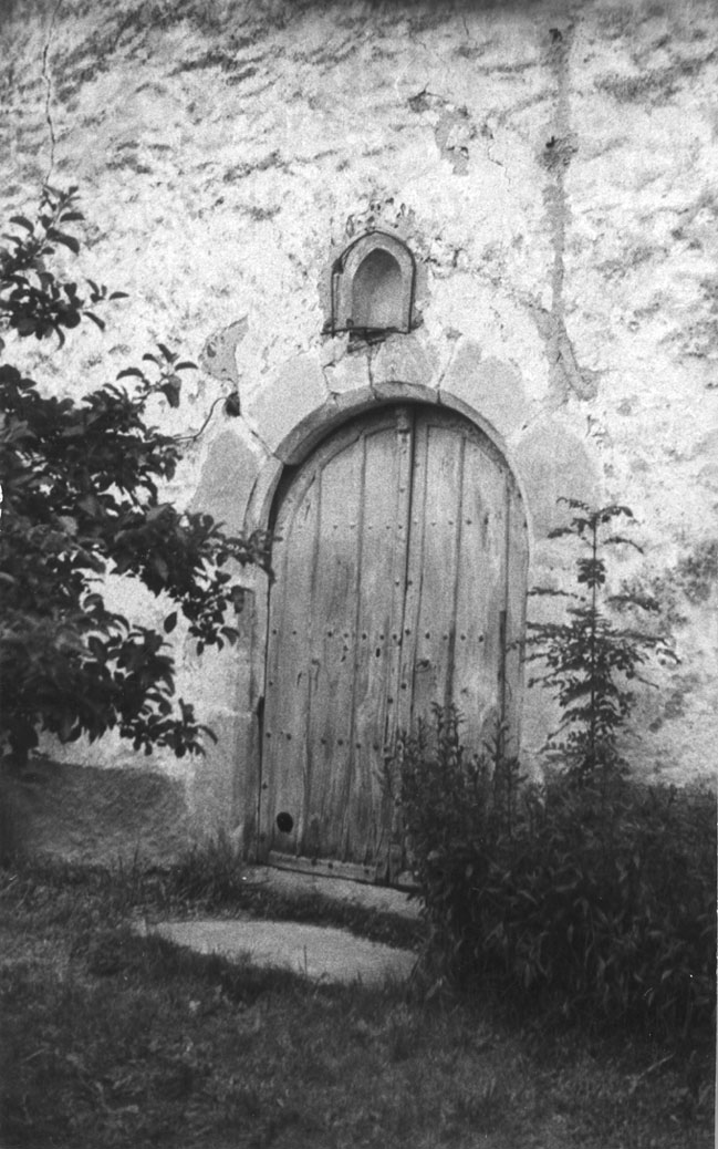 Porta d'entrada a l'església parroquial de Sant Pere. 