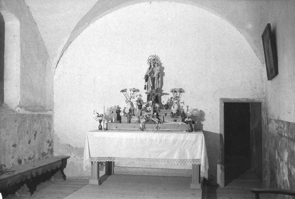 Altar de la capella de Sant Armengol, a Casa Armengol. Ara mare de Déu del Carme. 