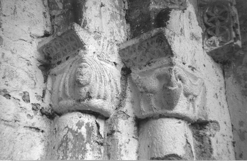 Detall dels capitells de les arquivoltes de la portalada romànica de l'església parroquial de Sant Llorenç. 