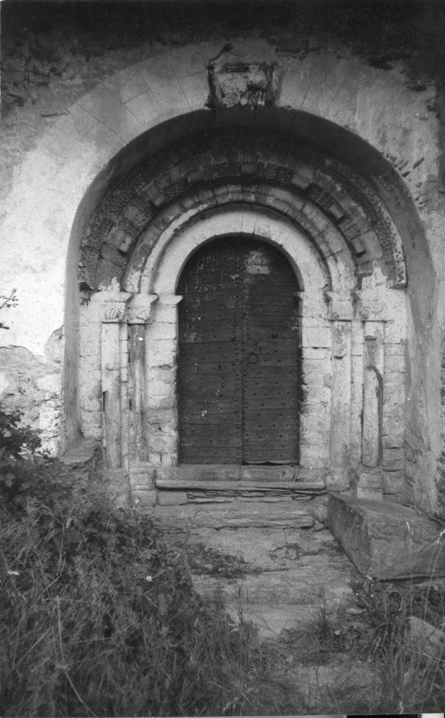 Portalada romànica de l'església parroquial de Sant Llorenç. 