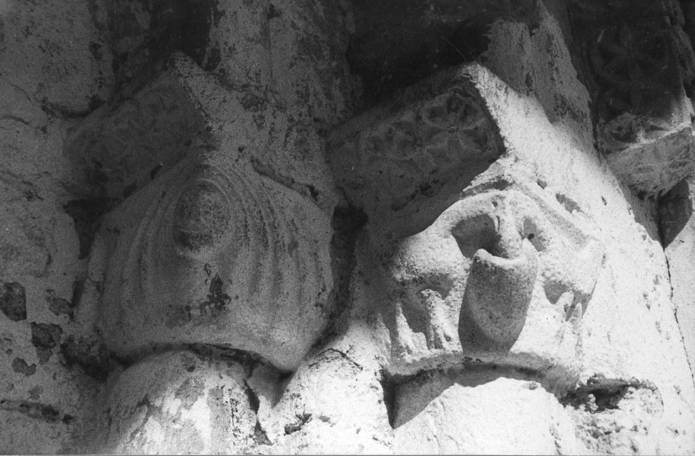 Detall dels capitells de les arquivoltes de la portalada romànica de l'església parroquial de Sant Llorenç. 