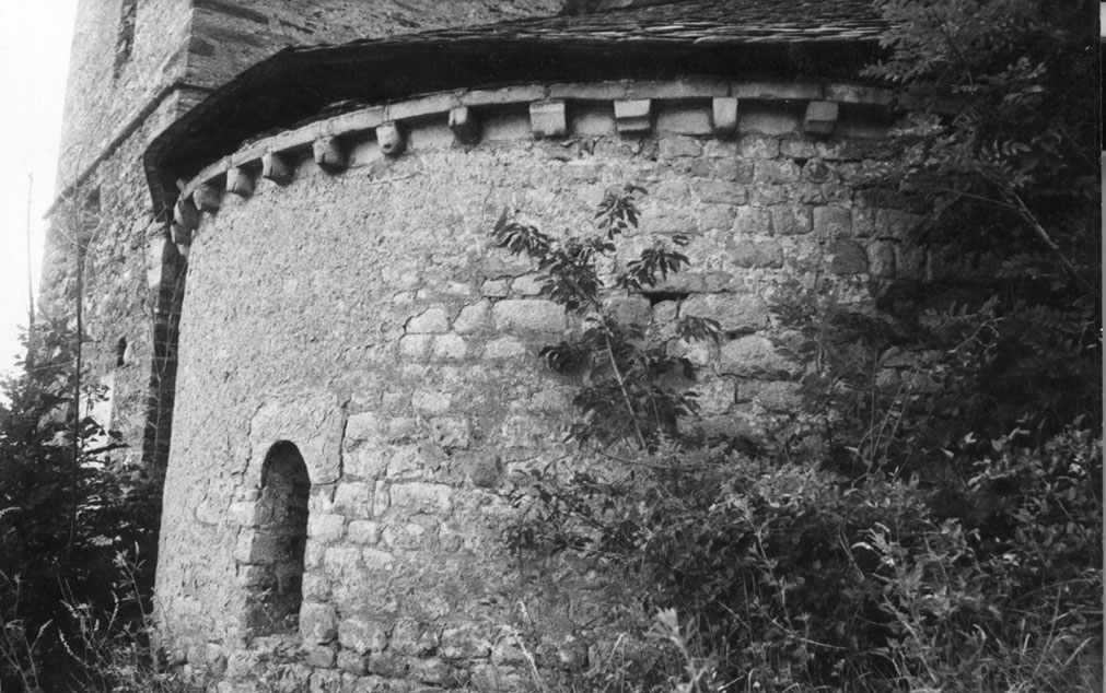 Detall de l'àbsis de l'església parroquial de Sant Llorenç. 