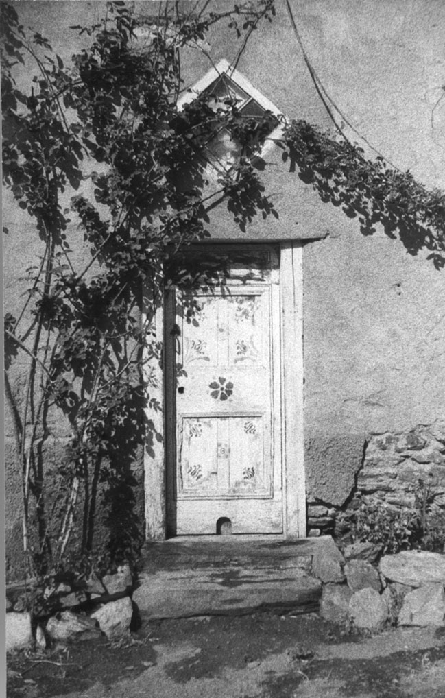 Porta d'entrada a la capella de la Immaculada de Casa Visa.