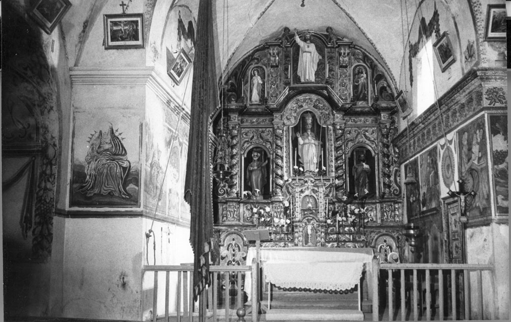 Nau central, altar major i retaule barroc de l'església parroquial de Sant Julià. 