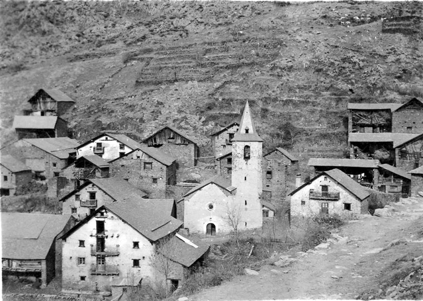 Vista general de Llavorre. Al voltant de l'església, en primer pla, Casa maiora, al darrera a l'esquerra Casa Linatge i a la dreta de l'església Casa Poblador.