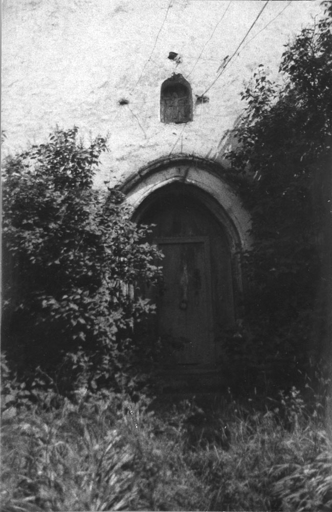 Portalada d'entrada a l'església parroquial de Sant Julià. 