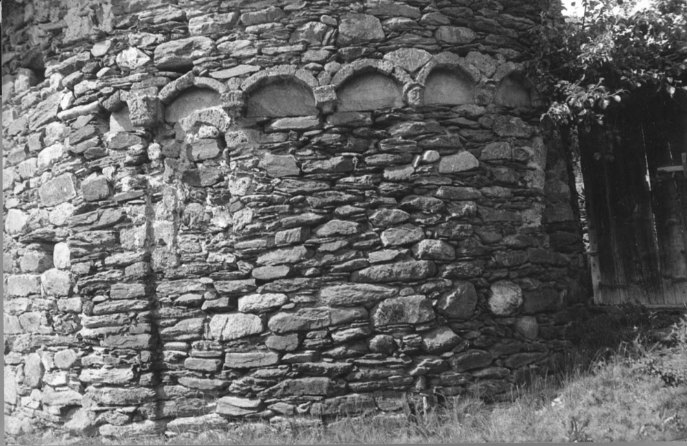 Absis amb arquets de l'ermita de Sant Pere d'Aurós. 