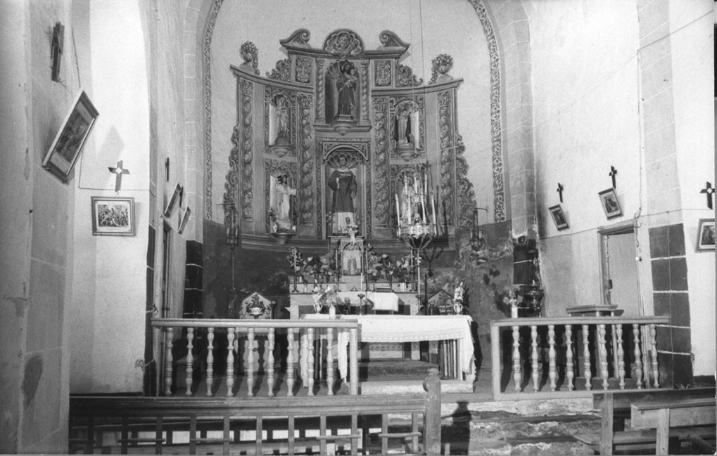 Nau central, altar major i retaule barroc de l'església parroquial de Sant Esteve.