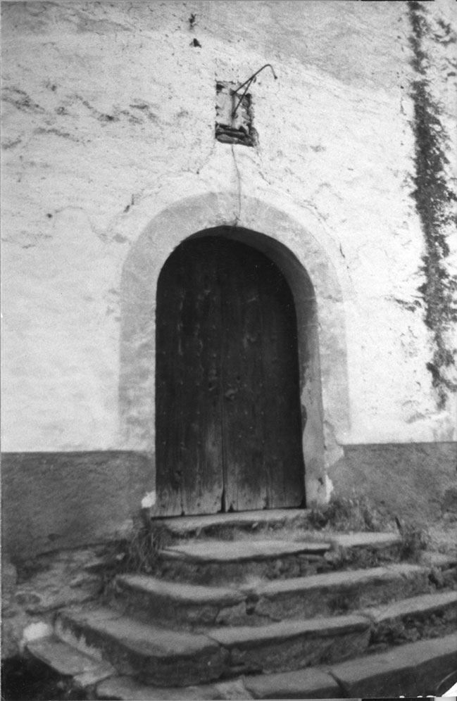 Porta d'entrada a l'església parroquial de Sant Esteve. 