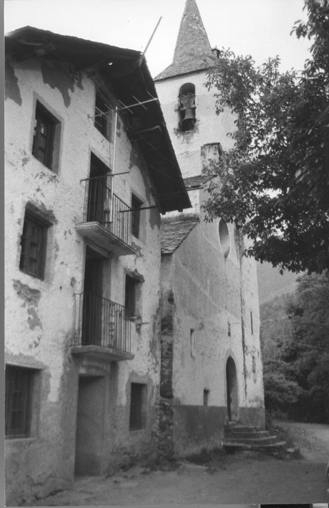 Casa Poblador i església parroquial de Sant Esteve.