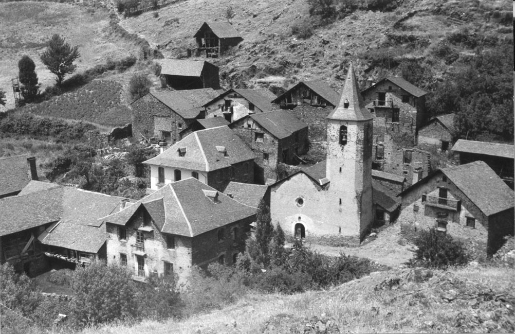 Vista general de Llavorre i de l'església parroquial de Sant Miquel.