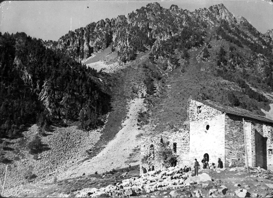 Ramat d'ovelles pasturant prop de l'ermita de la mare de Déu de les Ares.