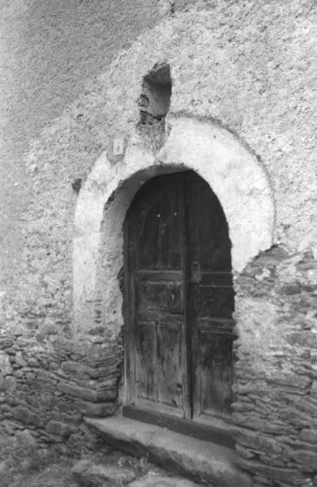 Porta d'entrada a l'església parroquial de Sant Miquel.