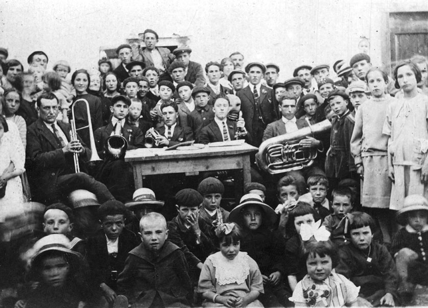 Banda de música a la Festa major de Gessa. Antonio Cortés entre ells.