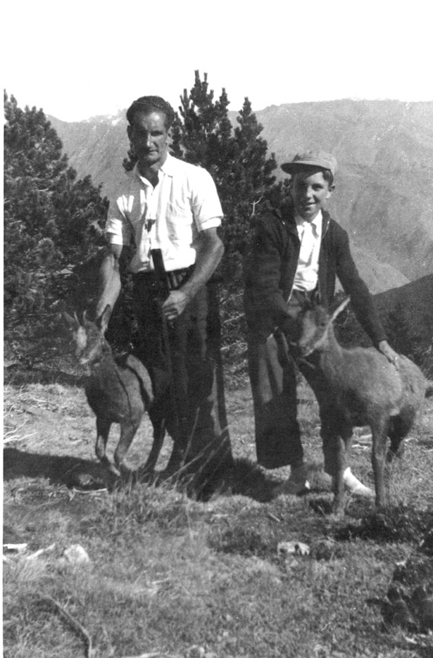 Josep Cortina i Pepito Cortina, el seu fill, caçant.