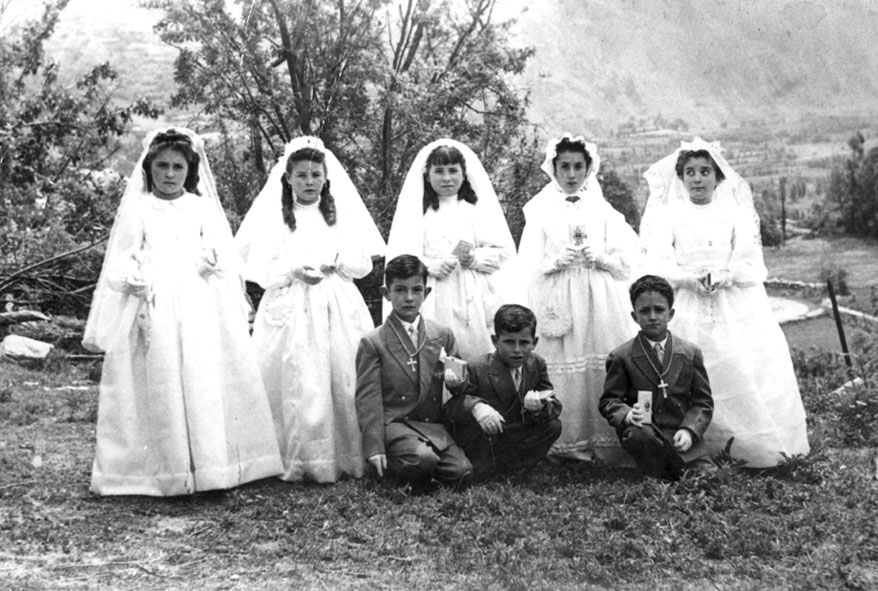 Personatges d'esq. a dreta: dretes: Maria Farré Ricou, Maria Parra, Maria Ortega, Anita Caujola Rosell, Maria Serra Soler. Ajupits: Manolo Moga Coll, Pepe Moreno i Jordi Farré.