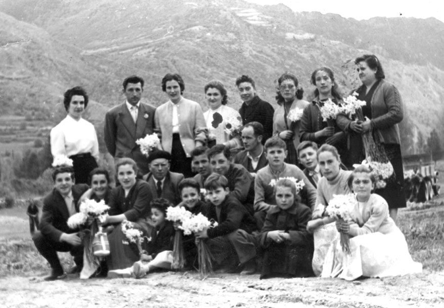 Personatges d'esq. a dreta: Drets: Anita Cortina, Eugenio Cortina, Maria Farrera, Albina Cortina, Ares Arnalot, Pepita Foro, Navidad Cases, Julia Isus. Al centre: Joan Cortina, Nuria Caujola, Carmen Cortina, Fernando Cortina, José Antonio Farré, Josep Rosell, Arturo Vila, Andreu Cortina, Josep Farré, Lola Caujola. Ajupits: Teresa Farré, Jordi Farré, Javier Farré, Maria Farré, Maria Solé.