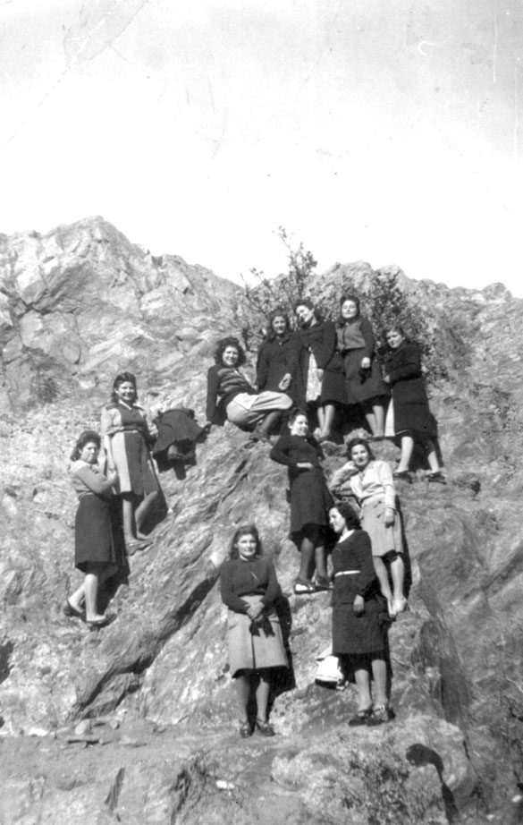 Noies de València a la roca del castell de València.