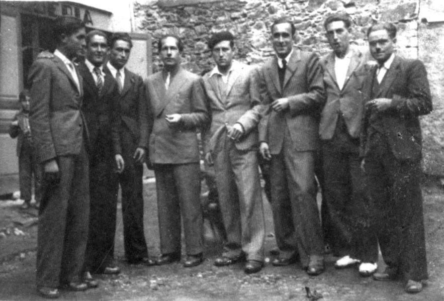 Personatges d'esq. a dreta: Pere Farrera, Jaume Soldevila, Llorenç Moga, Enric Cortina, Josep Farré, dos germans de Tornamorell, Pepito Farré.