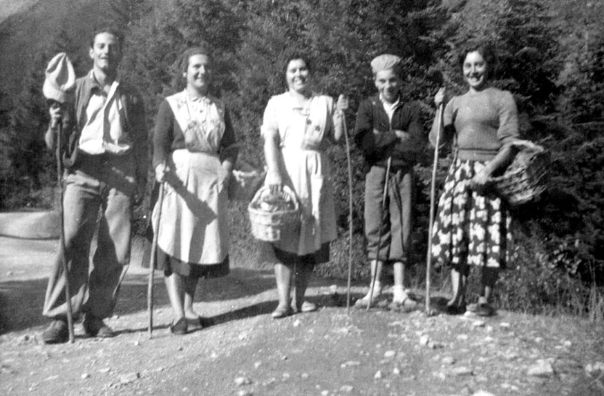 Josep Maria Cortés, Anita Cortina, Maria Fernández, Pepito Cortina i Maria Arnalot al bosc de la màta.