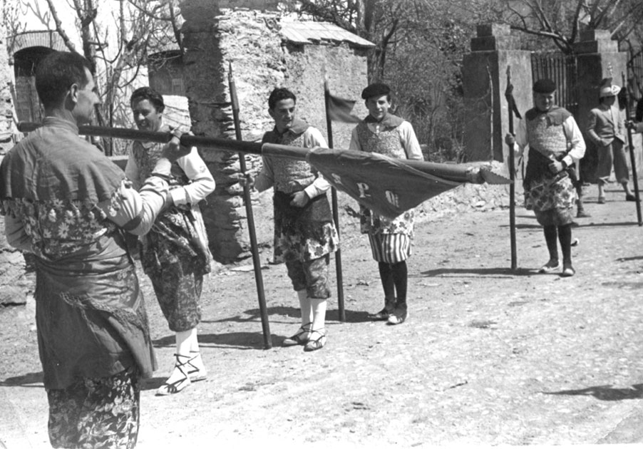 Fusteret, Josep Maria Cortés fent d'armats i d'altres. El capità és Senén (d'esquena).