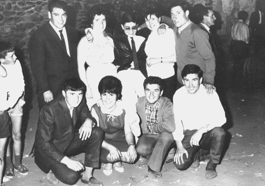 Festa major de Cerbi. Personatges d'esq. a dreta: Drets: Josep Boneta, Carmen Cortina, Ramon Carbonell músic, Enriqueta Cortina, Josep Rosell. Ajupits: Josep Farré (Ton d'Iguan), Maria Farré, Joan Cortina i José Antonio Farré.