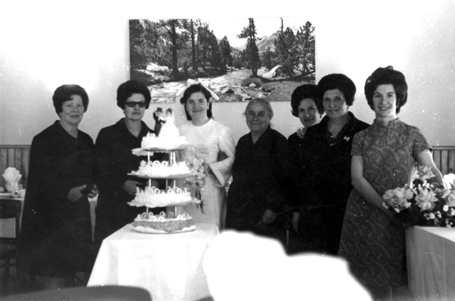 Casament de Carmen Cortina Juanmartí amb familiars a València d'Àneu.